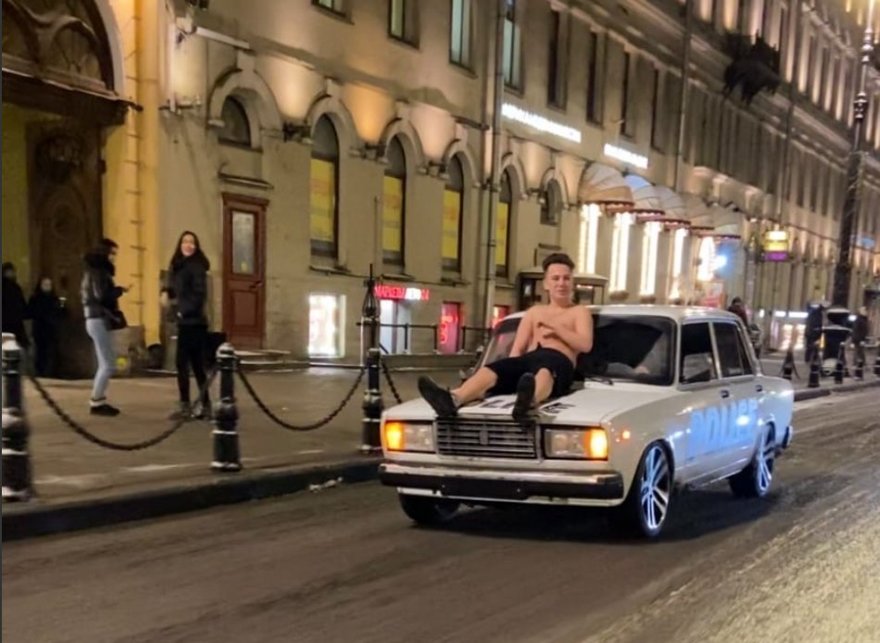 Человек на капоте