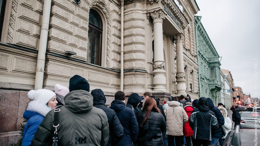 Сегодня утром на Английской набережной образовалась очередь из будущих молодожёнов