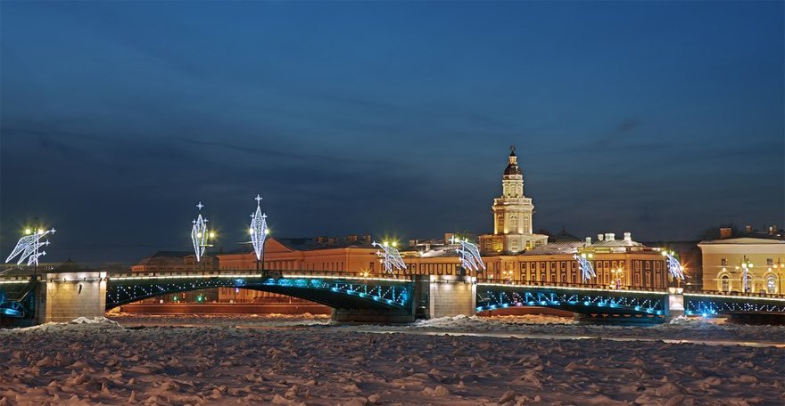 Дворцовый мост подсветили в цветах «Ленты Ленинградской Победы»