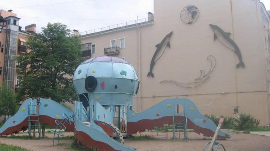 Дворик с металлическими узорами