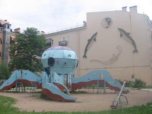 Дворик с металлическими узорами