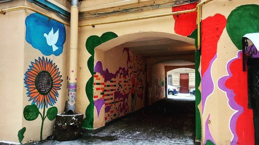 Дворик Нельсона в Петербурге снова раскрашивают