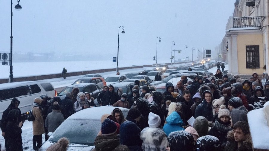 Влюблённые всю ночь стояли в очереди во Дворец бракосочетаний