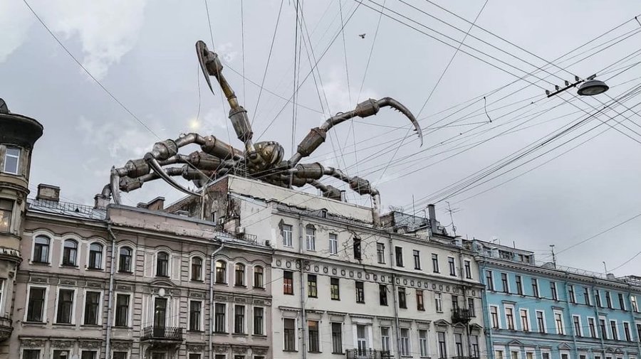 Гигантский паук гуляет по центру Петербурга