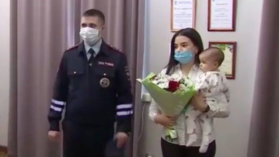 Инспектора ГИБДД наградили за спасение маленького ребёнка в Петербурге