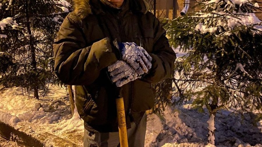 Петербургский пенсионер построил снежные древнегреческие вазы у себя во дворе