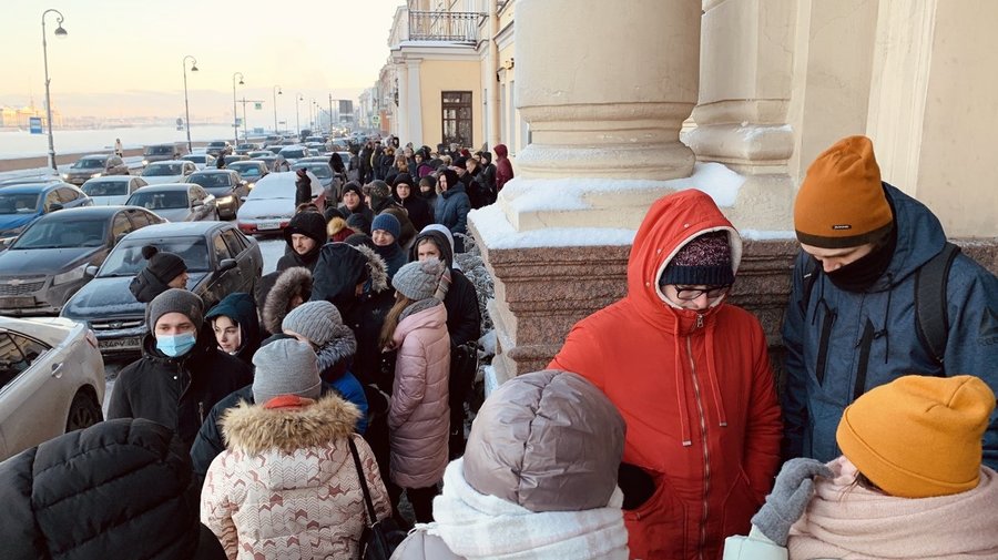 Петербуржцы целую ночь отстояли в очереди во Дворец бракосочетания на Английской набережной