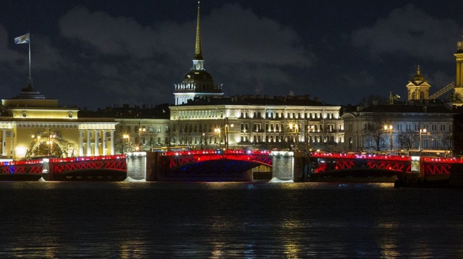 Дворцовый мост получит красную подсветку в честь китайского Нового года