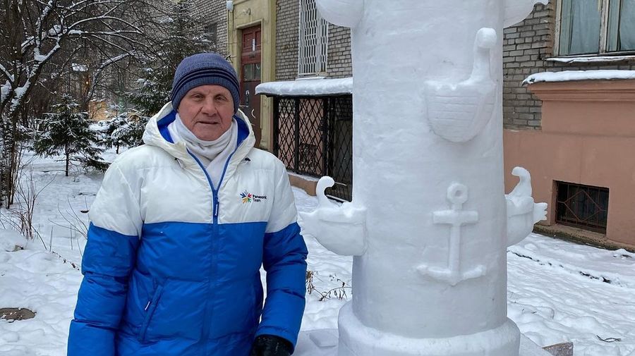 Петербургский пенсионер построил Ростральную колонну во дворе дома