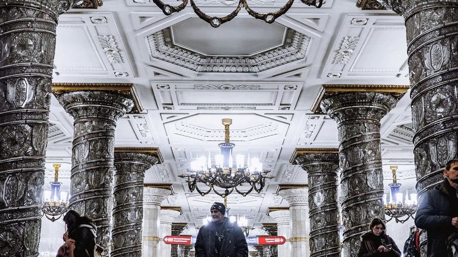 Петербуржцев просят снимать рюкзаки в подземке