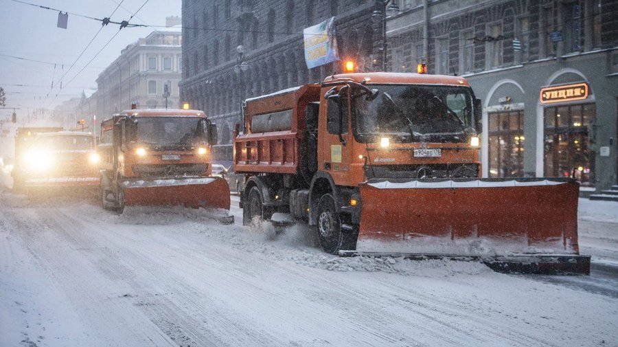 Больше тысячи снегоуборочных машин вышли сегодня на борьбу с петербургским снегопадом