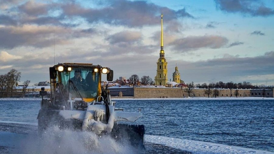 Свыше 3700 единиц техники продолжают бороться с петербургским снегопадом