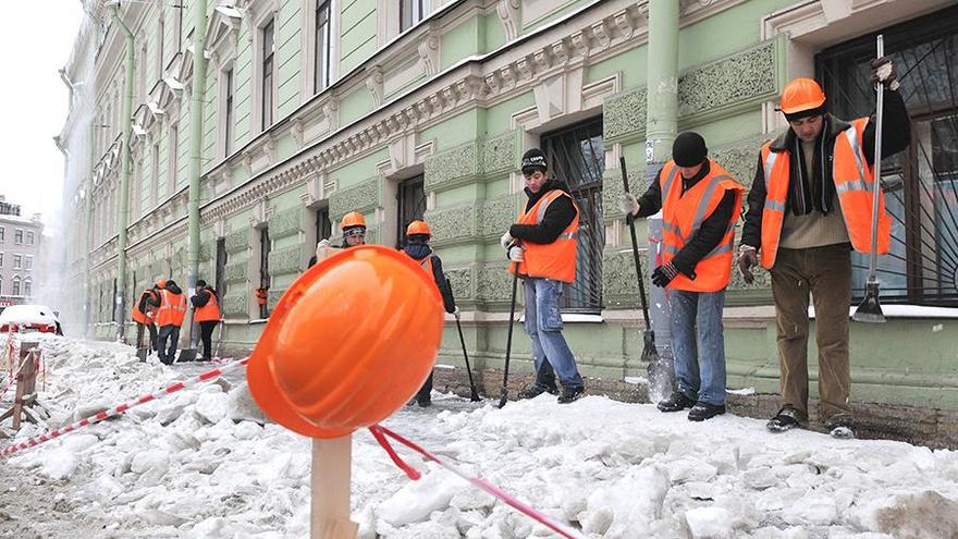 Петербуржцев просят активно жаловаться на качество уборки снега в городе