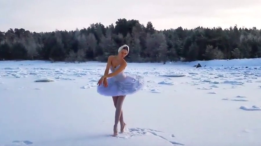 Балерина Мариинского станцевала на льду Финского залива