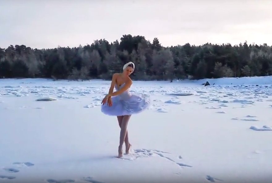 Балерина Мариинского станцевала на льду Финского залива
