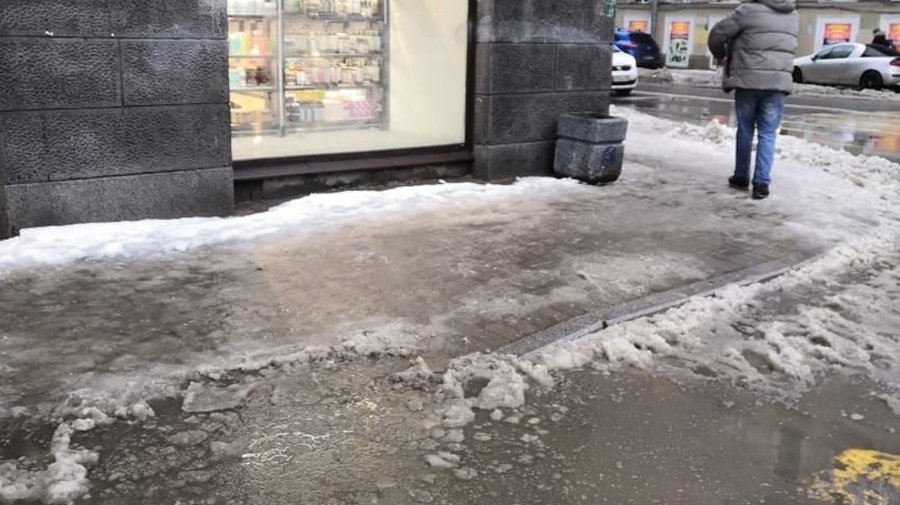Петербуржцы жалуются на состояние тротуаров в центре Северной столицы