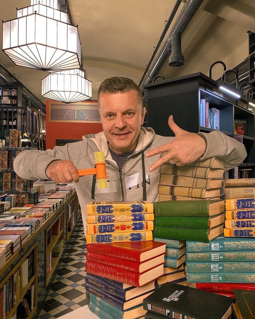 Леонид Парфёнов выставил личную библиотеку на благотворительный аукцион в Петербурге