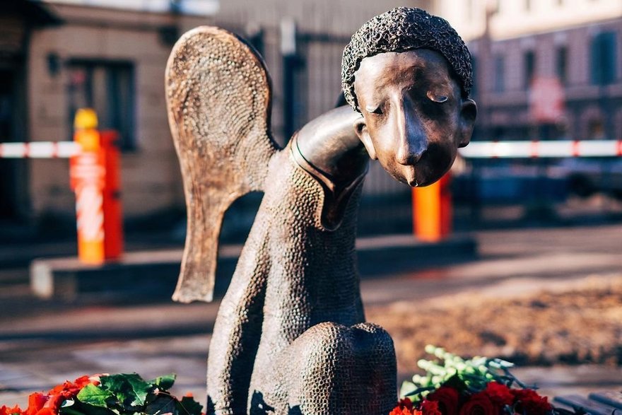 С третьей попытки: в Петербурге открылся мемориал погибшим во время пандемии медикам