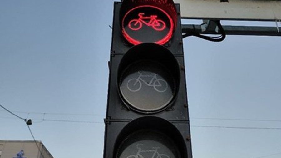 В Петербурге появился новый светофор для двухколёсных