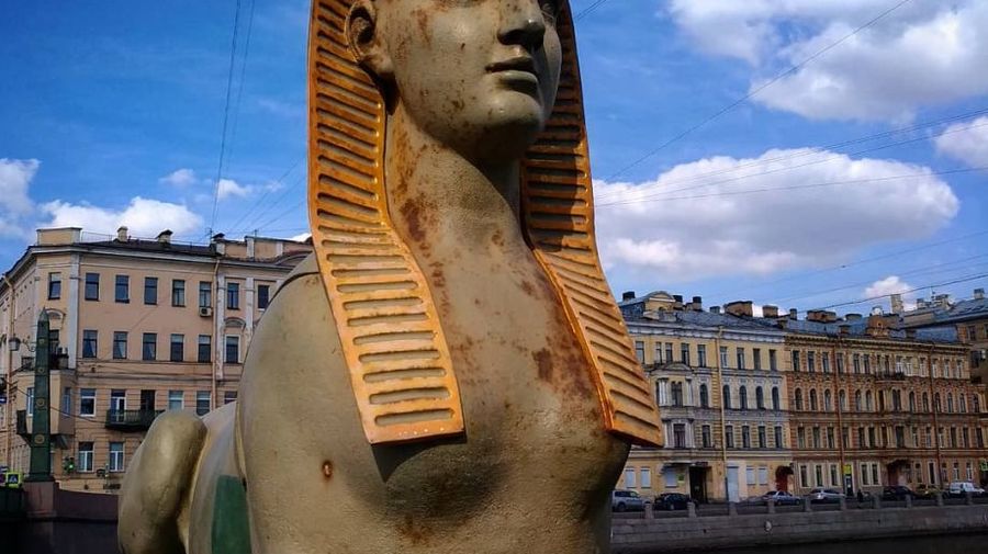 Сфинксов Египетского моста, изуродованного вандалами, восстановили