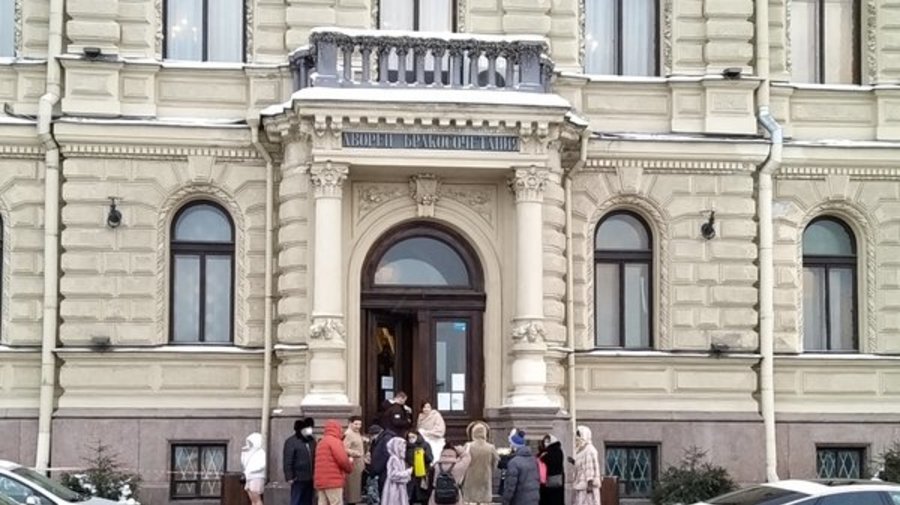 Влюблённые всю ночь и утро стояли в очереди во Дворец бракосочетания