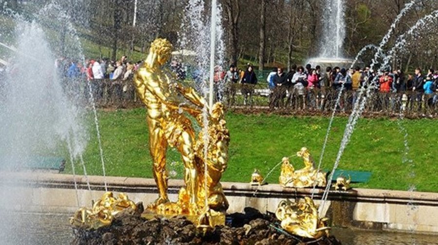 В Петергофе готовятся к запуску фонтанов