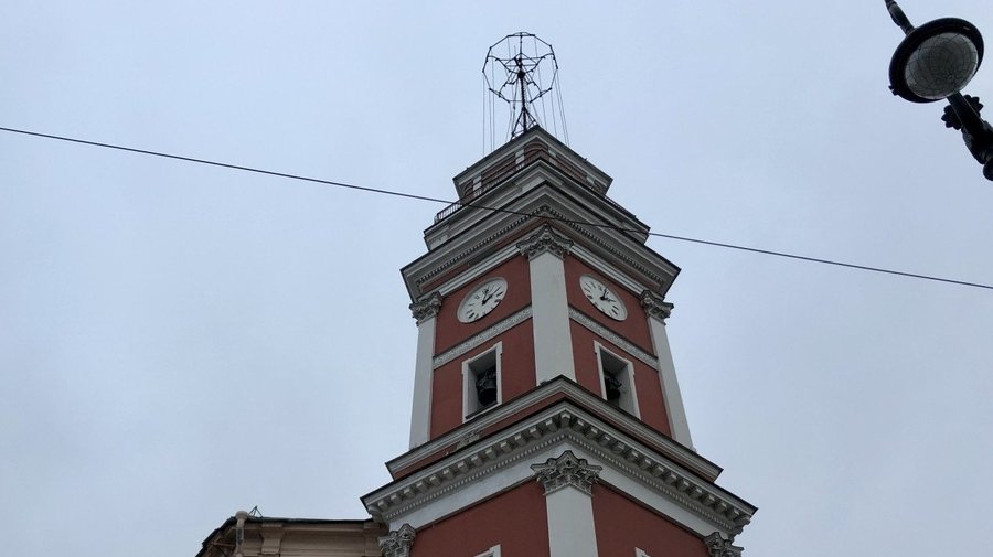 Главные часы Петербуга остановились