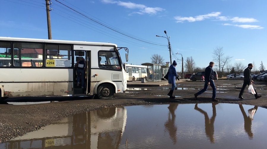 «Море, море, мир бездонный»: петербуржцы жалуются на ямы и затопленные дороги