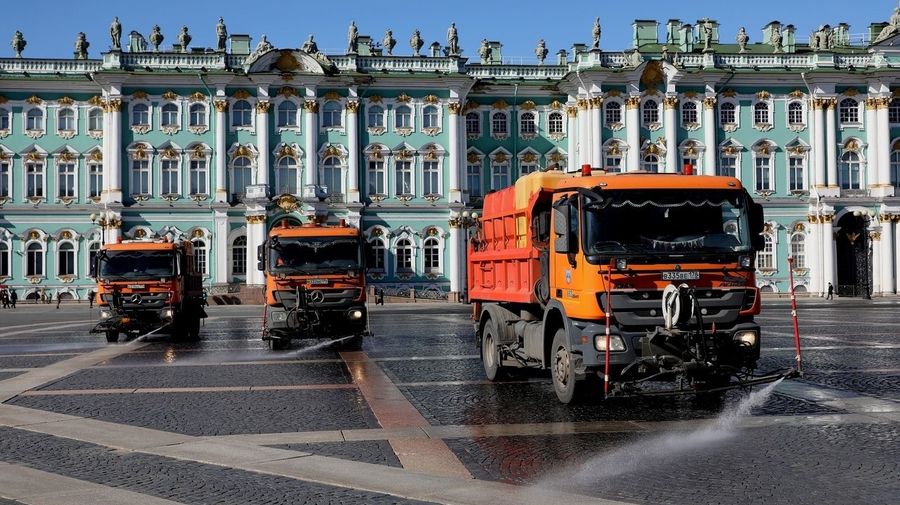 Главную площадь Петербурга тщательно отмыли