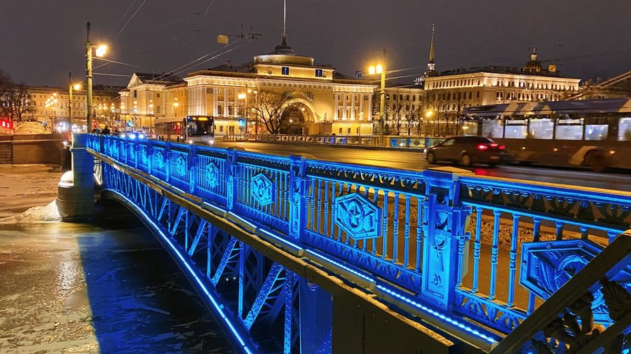 Дворцовый мост в Петербурге подсветят синим 