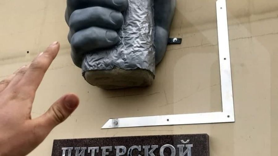 В Петербурге демонтировали памятник шаверме