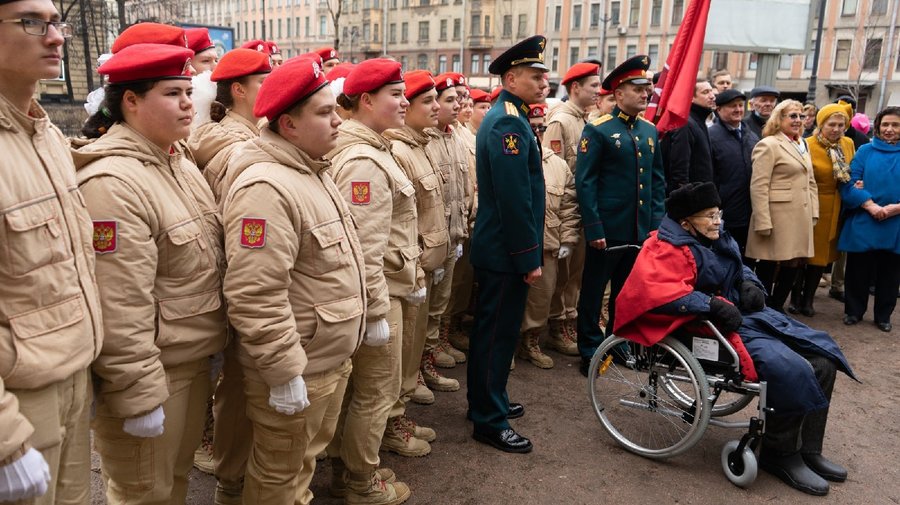 Ветерана поздравили мини-парадом в Петербурге