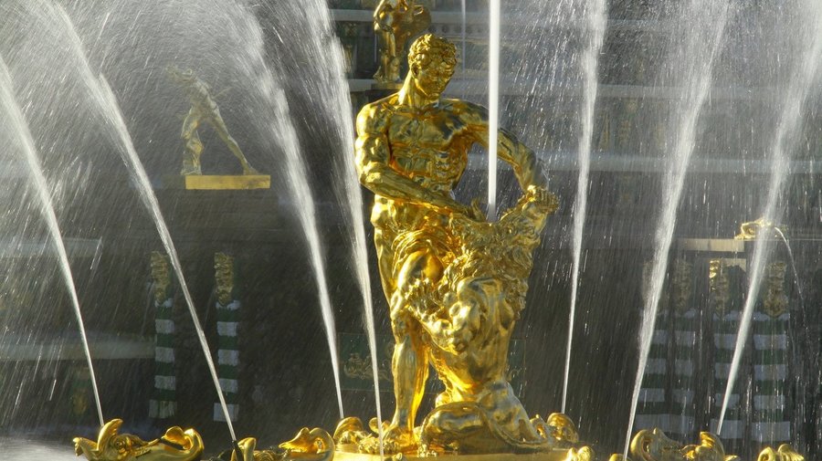 В Петергофе запустили главный фонтан