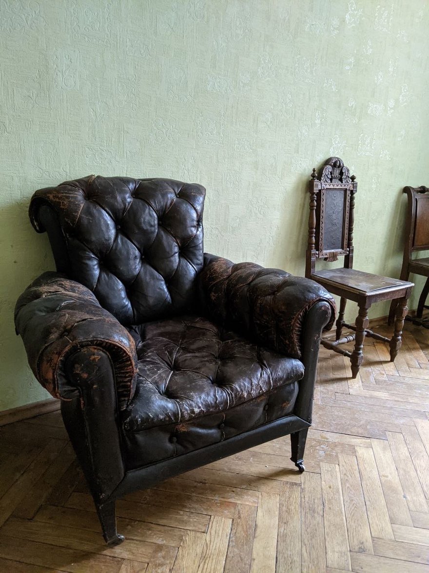Кожаное кресло, которое предположительно принадлежало директору дореволюционного Петербургского газового завода