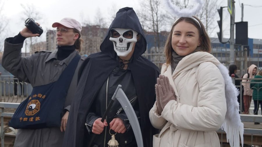 Петербургские активисты в костюмах ангела и смерти устроили перформанс