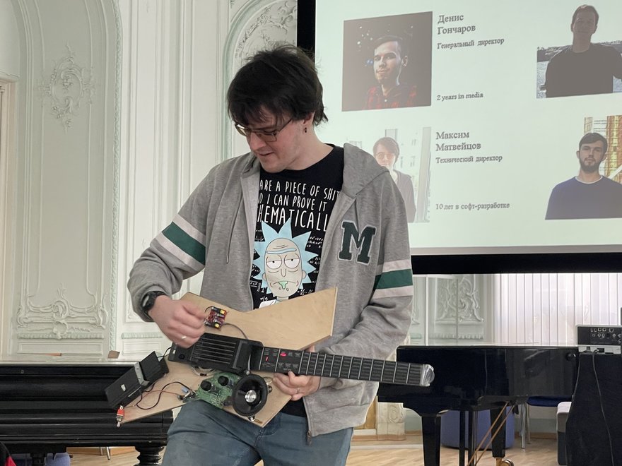Петербургские студенты создали гитару, на которой смогут играть новички и люди с особенностями