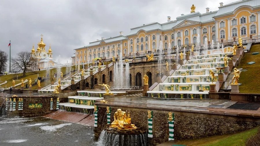 В Петергофе открылся сезон фонтанов
