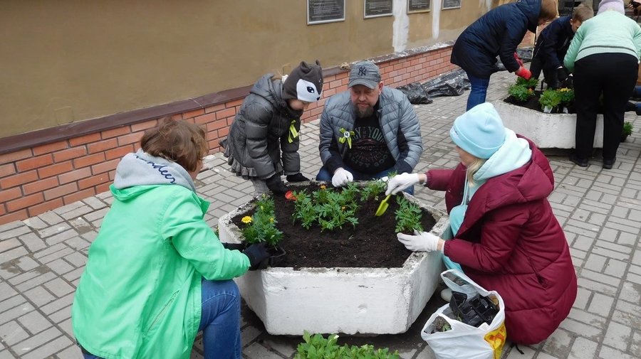 В Петербурге высадили цветы у мемориала памяти Великой Отечественной войны