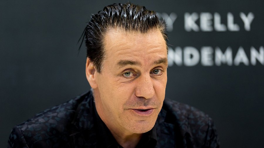 Rammstein в честь Дня Победы спел «Любимый город»