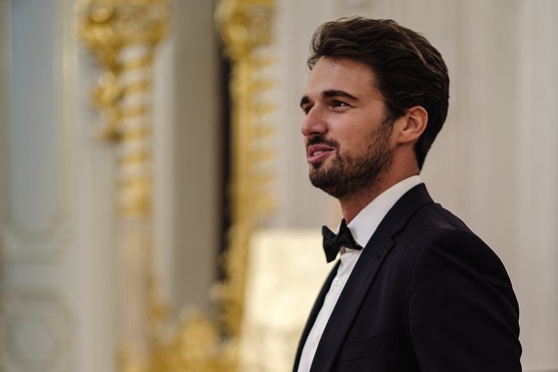 Петербургский артист исполнил в метро песню «Жди меня»