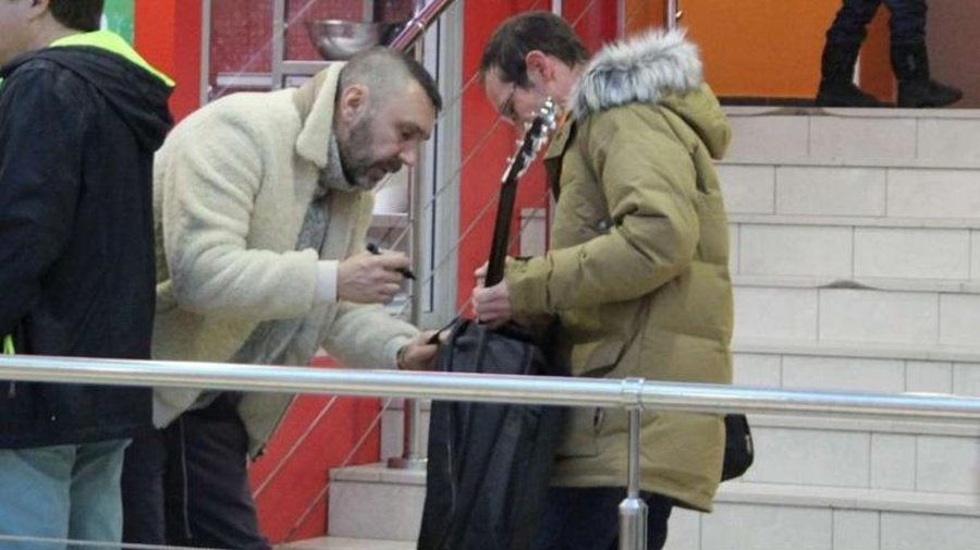 Петербуржец продает гитару с автографом Шнурова за миллион рублей