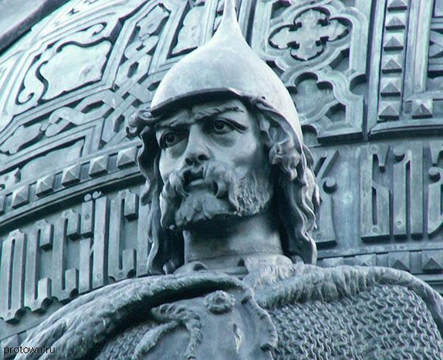 Рюрик на памятнике в честь 1000-летия Руси, установленном в Великом Новгороде