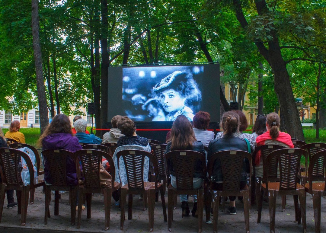 Фестиваль «А-Кино» в саду Фонтанного дома