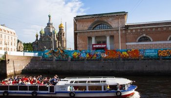 Уличные художники расписали забор вокруг фан-зоны в Петербурге