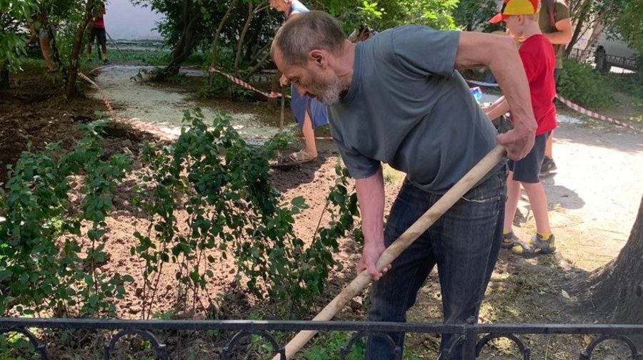 Петербуржцы озеленили сквер в Кузнечном переулке