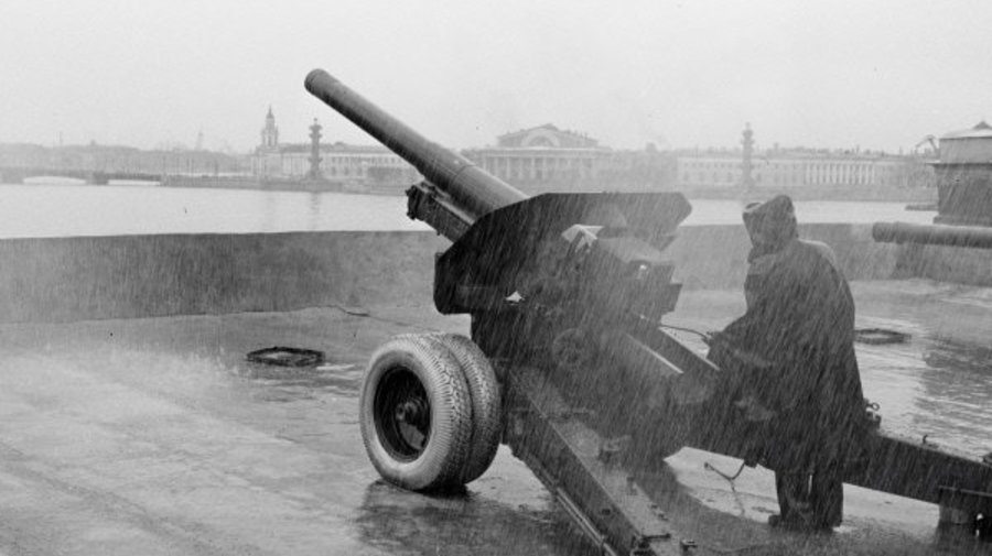 Надо знать: 23 июня 1957 года в Ленинграде была возобновлена традиция полуденного выстрела со стен Петропавловской крепости