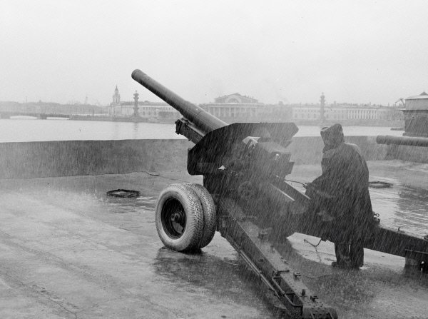 Надо знать: 23 июня 1957 года в Ленинграде была возобновлена традиция полуденного выстрела со стен Петропавловской крепости