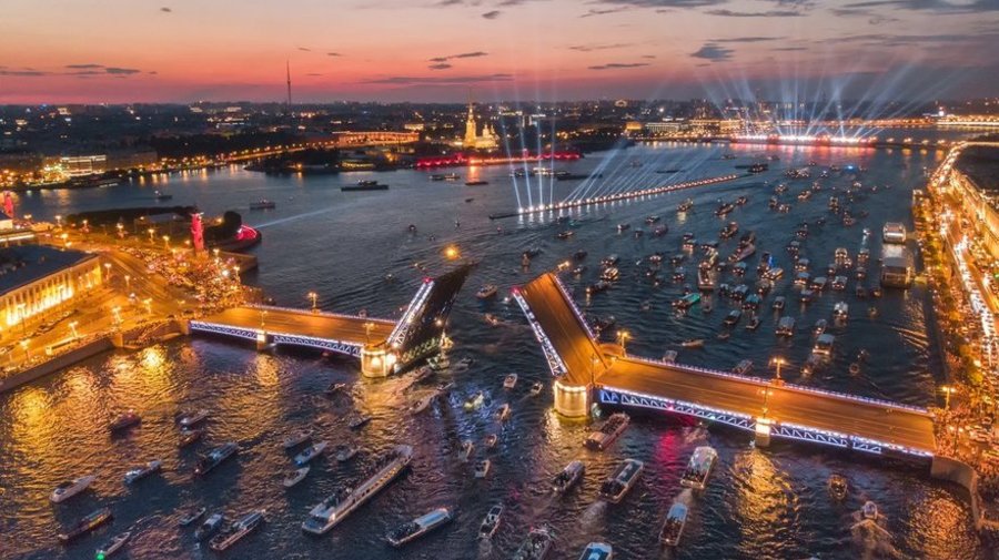 Романтический круиз с саксофоном под разводными мостами