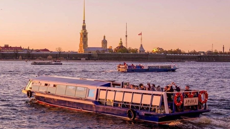 Вечерняя прогулка на теплоходе с живой музыкой и экскурсией по Неве и Финскому заливу