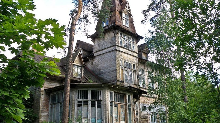 Семья из 7 человек выживает в полуразрушенном историческом доме